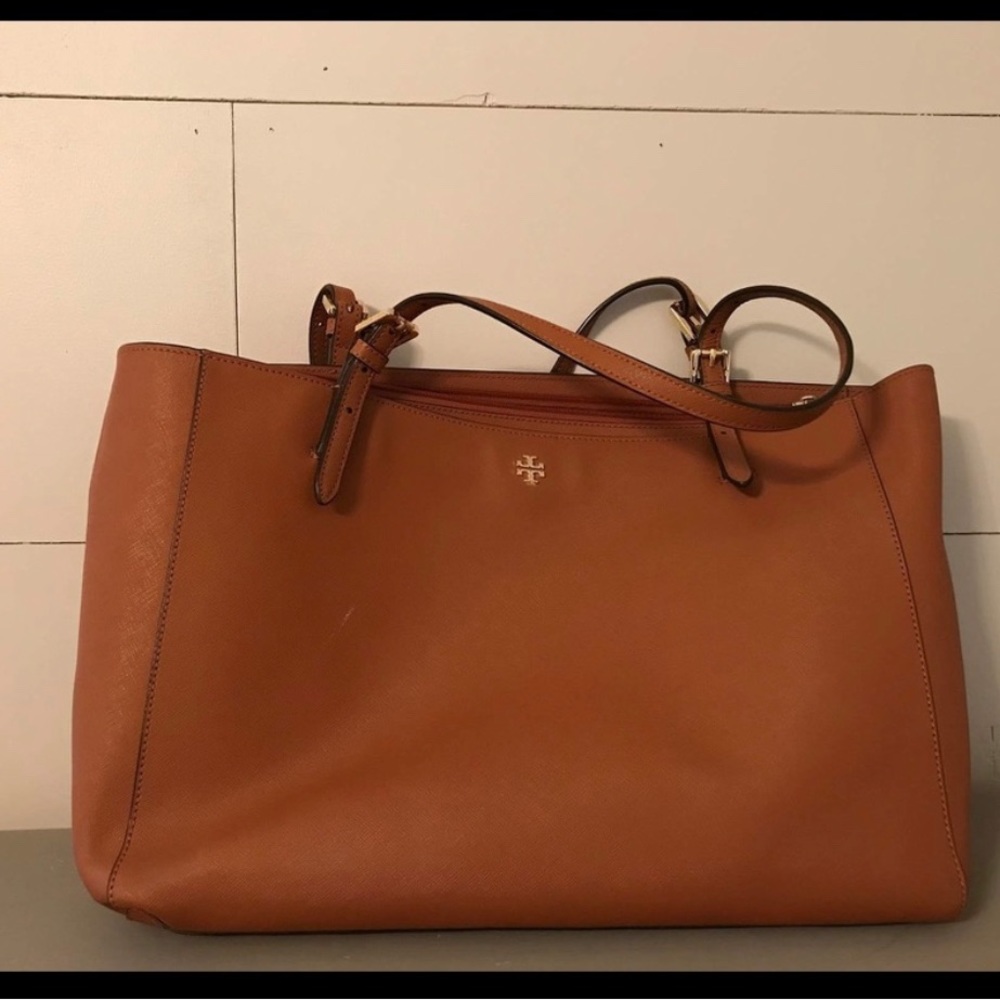 Tory Burch Tote with minor wear and tear still lots of life. Requesting $85